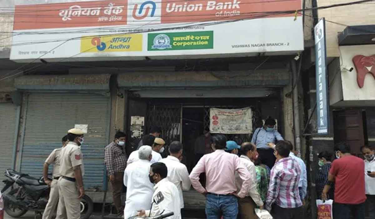 బ్యాంక్‌కు క‌న్నం వేసి 55 లక్ష‌లు చోరీ..