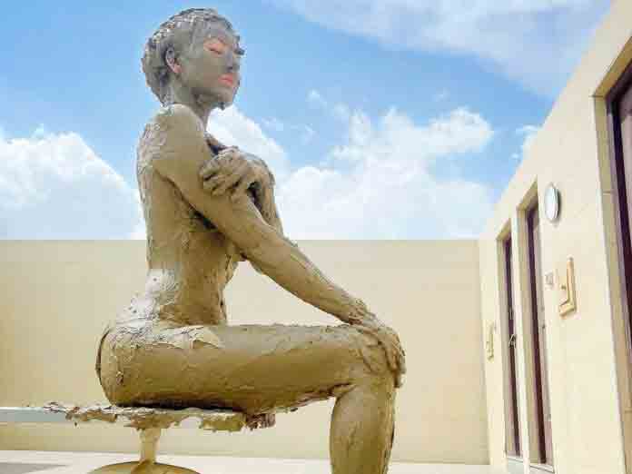 ఒంటి నిండా బుర‌ద‌తో బాలీవుడ్ బ్యూటీ