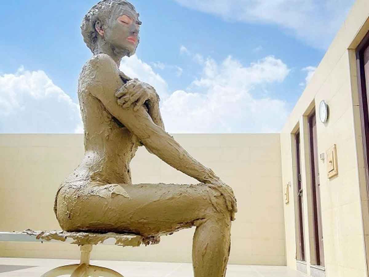 పూర్తిగా బుర‌దలో మునిగిన బ్యూటీ క్వీన్