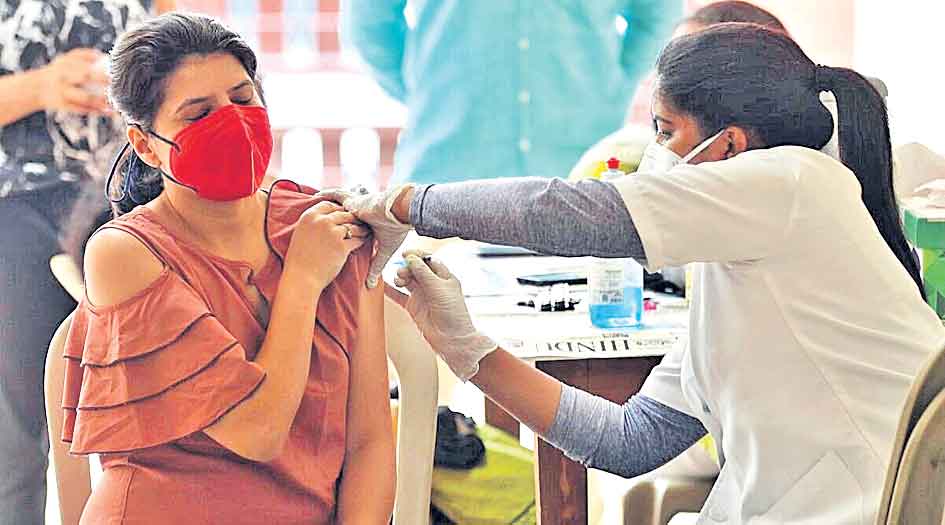 కరోనా టీకా డ్రైవ్‌లో మరో మైలురాయి దాటిన భారత్‌