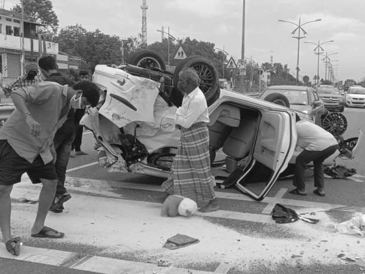 అదుపుతప్పి కారు బోల్తా..ఇద్దరికి గాయాలు