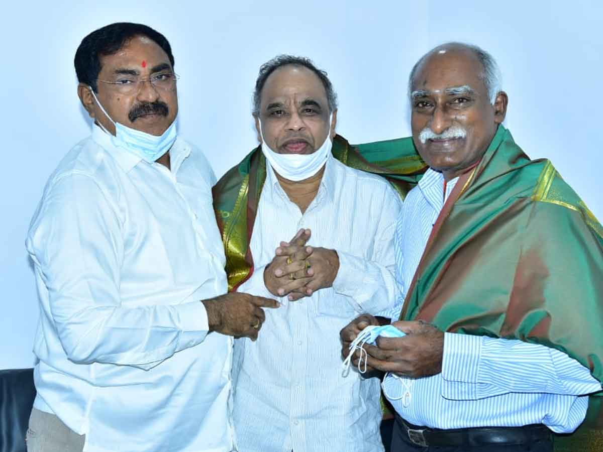 మంత్రి ఎర్రబెల్లిని కలిసిన వీసీ సీతారామారావు