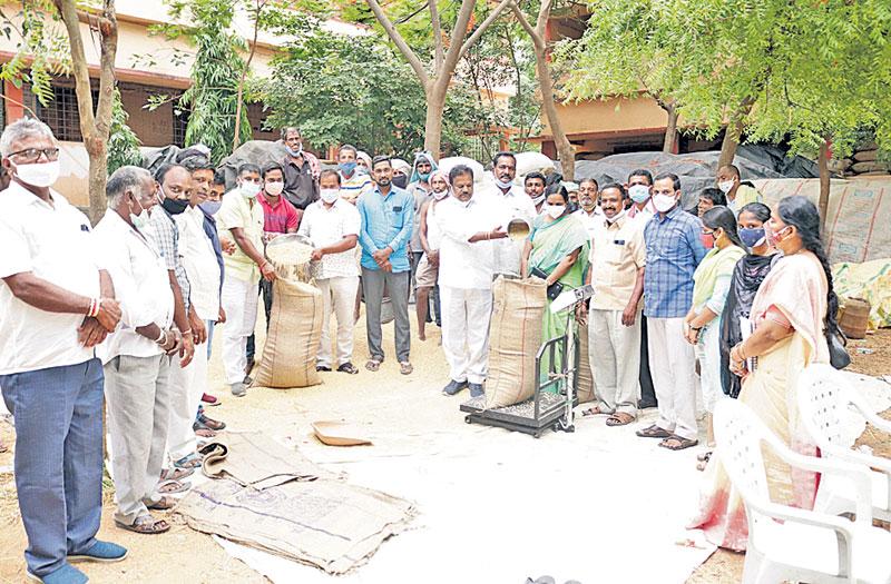 ప్రతి ఎకరాకు సాగునీరందిస్తాం