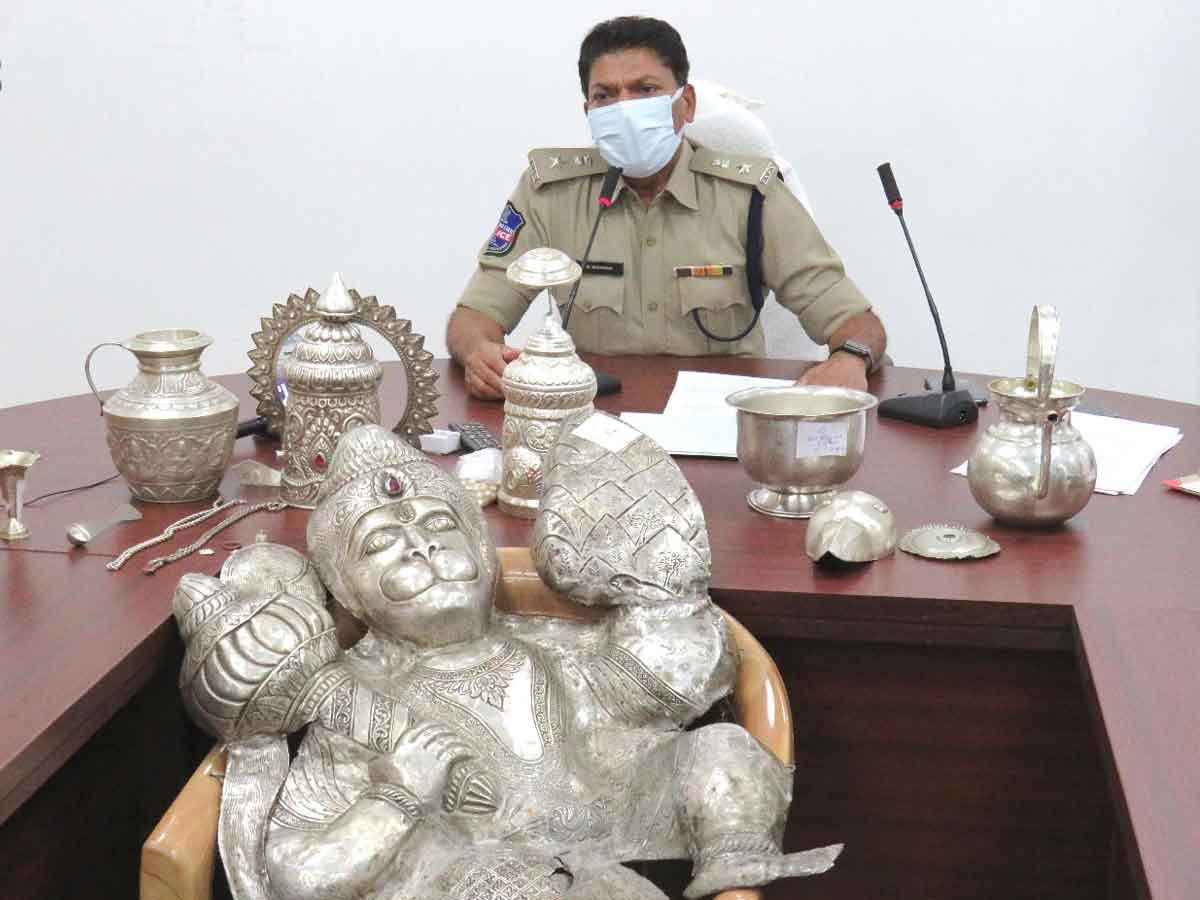 శనేశ్వర ఆలయంలో చోరీ.. 48 గంటల్లోనే నిందితుల అరెస్ట్‌