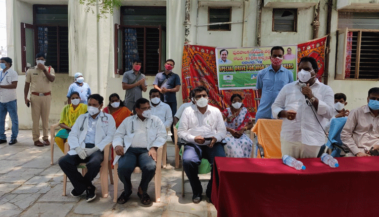 వ్యాక్సినేషన్ సెంటర్ ను ప్రారంభించిన ఎమ్మెల్యే అరూరి