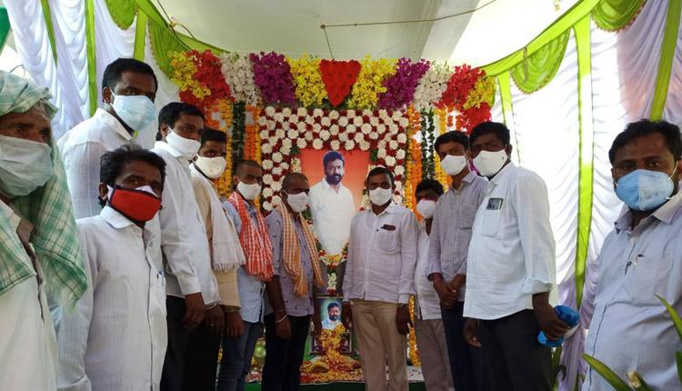 సర్పంచ్‌ కుటుంబానికి రూ. 1.15 లక్షల ఆర్థిక సాయం