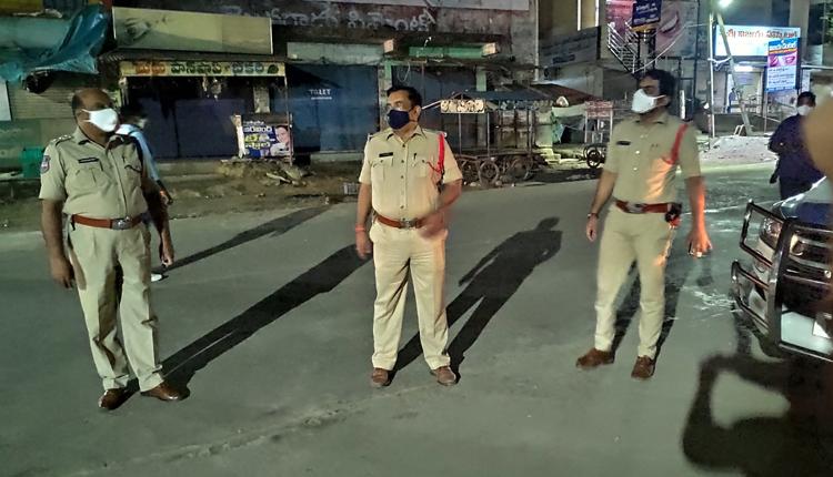 జిల్లాలో కొనసాగుతున్న లాక్‌డౌన్‌