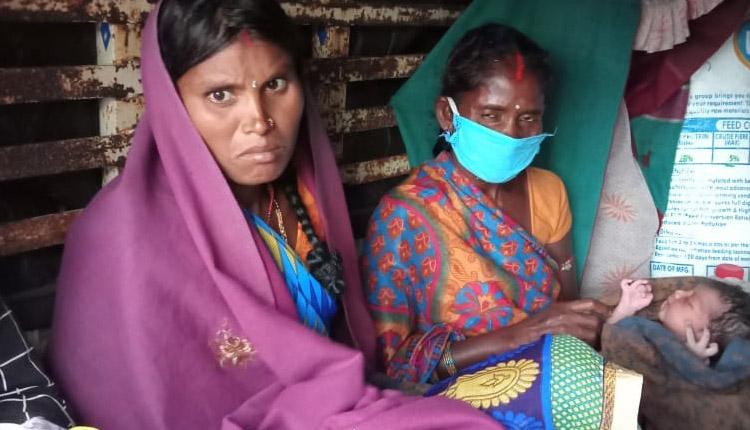 వలస కూలీ..వాహనంలో ప్రసవం