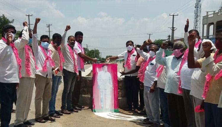 సీఎం కేసీఆర్‌ ఫ్లెక్సీకి క్షీరాభిషేకం