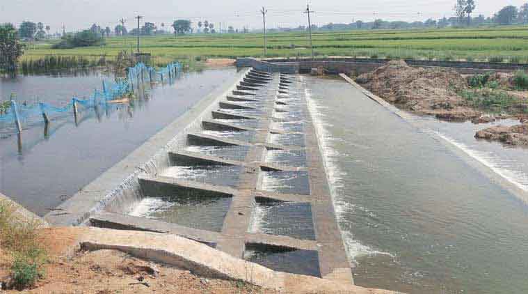 ఎక్కడ చూసినా నీటికుండలే..