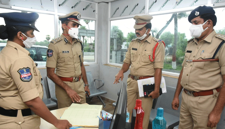 బాధ్యతాయుతంగా విధులు నిర్వర్తించాలి : వరంగల్‌ సీపీ