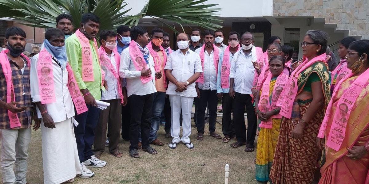 కాంగ్రెస్‌, బీజేపీ నుంచి టీఆర్‌ఎస్‌లో చేరికలు