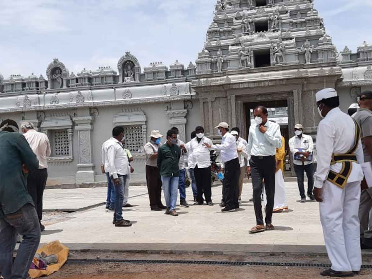 యాదాద్రి ఆలయ పునర్నిర్మాణ పనుల పరీశీలన