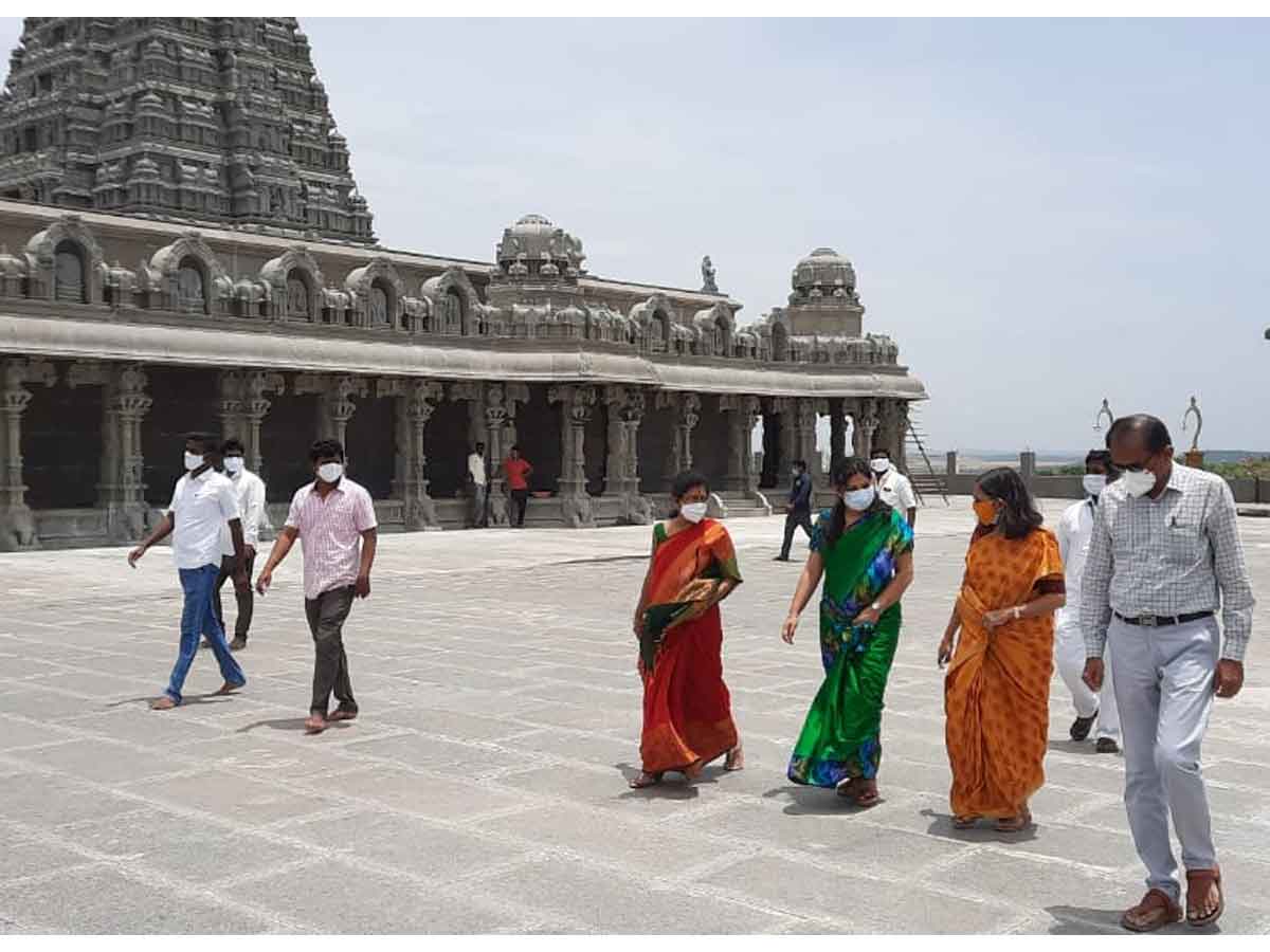 యాదాద్రి ఆలయ అభివృద్ధి పనులను పరిశీలించిన అధికారులు