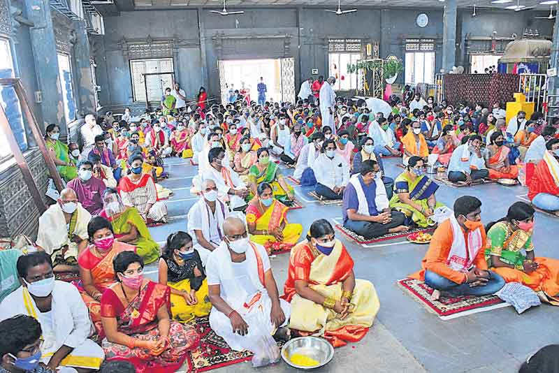 యాదాద్రిలో భక్తుల కోలాహలం