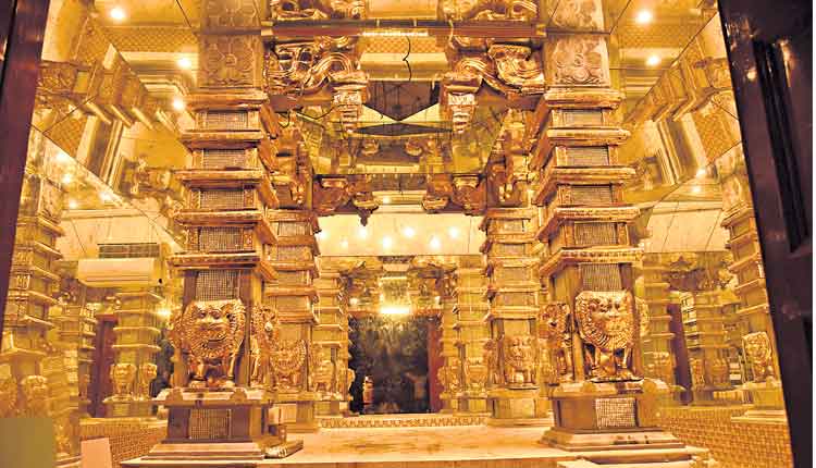 యాదాద్రిలో బంగారు కాంతుల అద్దాల మండపం