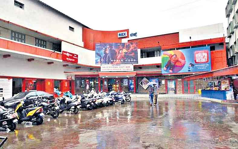 థియేటర్స్‌లో పార్కింగ్‌ ఫీజుకు అనుమతి