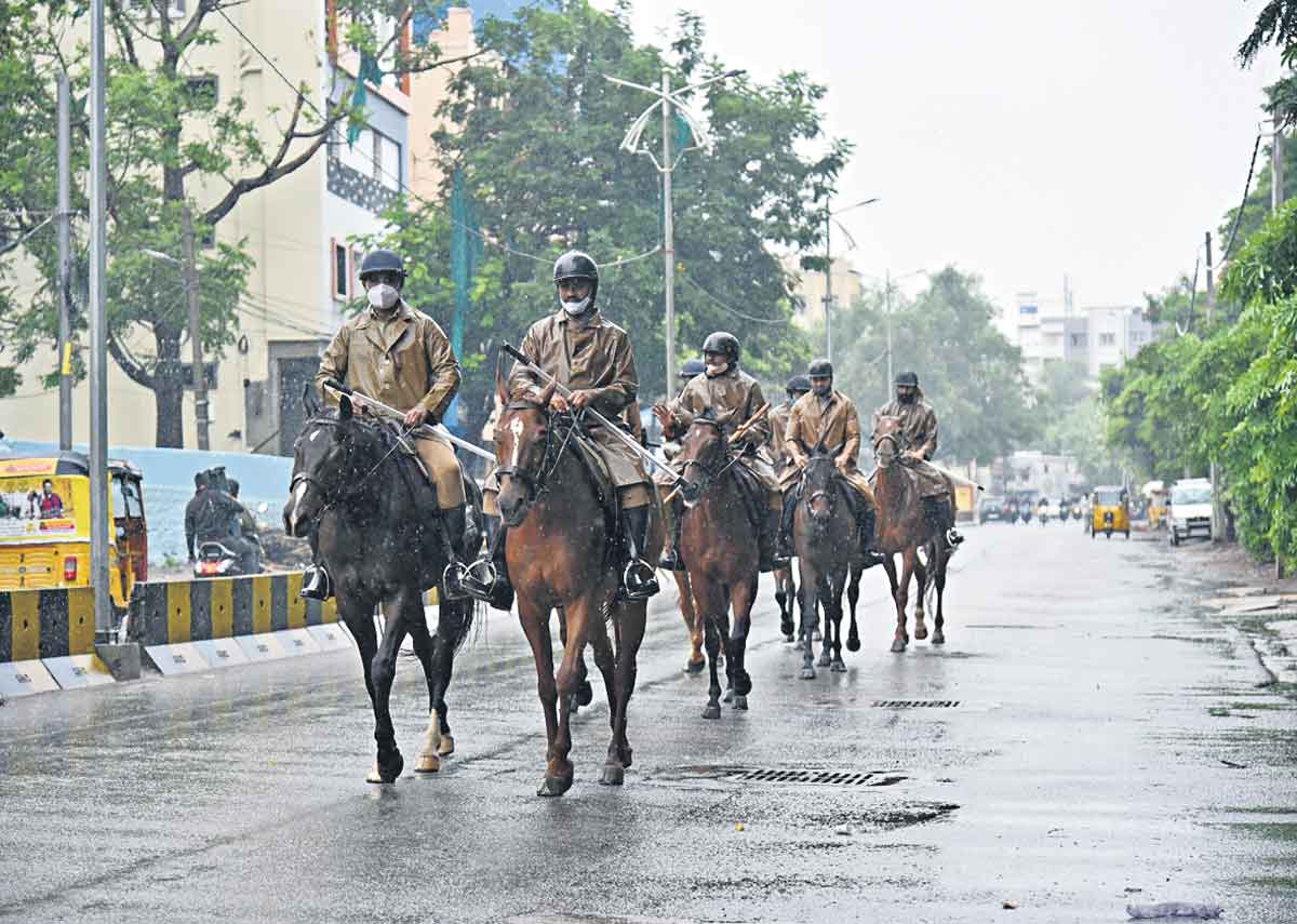 అయినా.. దొరికిపోయారు..!