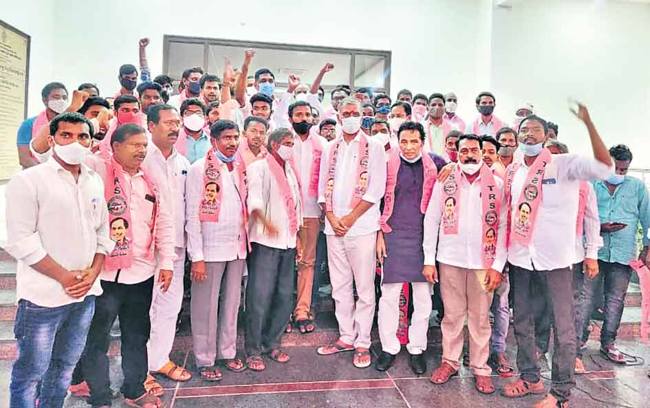 ఆత్మగౌరవాన్ని దెబ్బతీసుకున్నడు