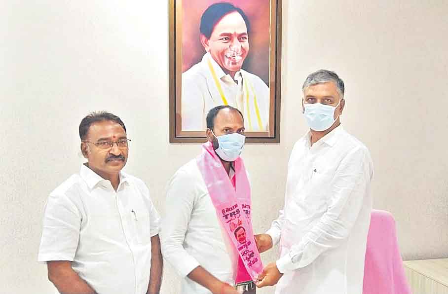 టీఆర్‌ఎస్‌లోకి కాంగ్రెస్‌ కౌన్సిలర్‌