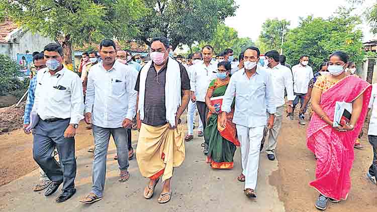 అవార్డులేనా.. పైసలివ్వరా?