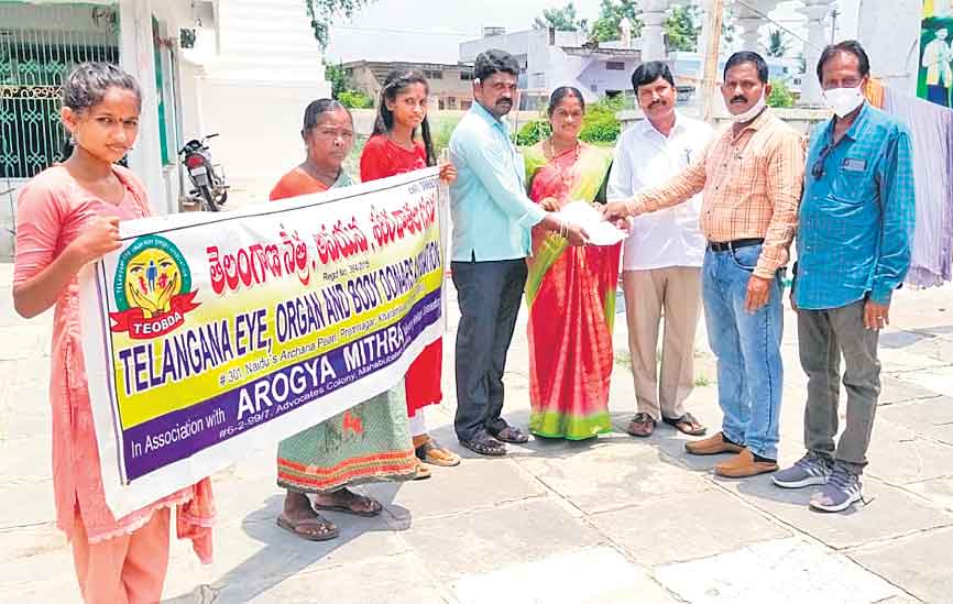 ఆదర్శం.. ఆటో డ్రైవర్‌ కుటుంబం