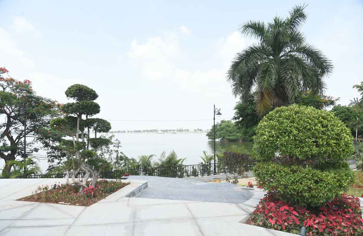 మెరుస్తూ.. మురిపిస్తూ..