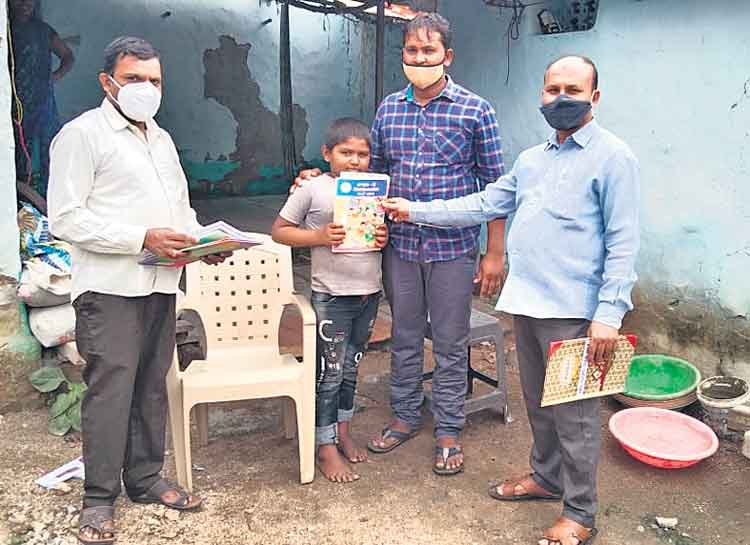 విద్యార్థుల ఇంటికే పాఠ్య పుస్తకాలు