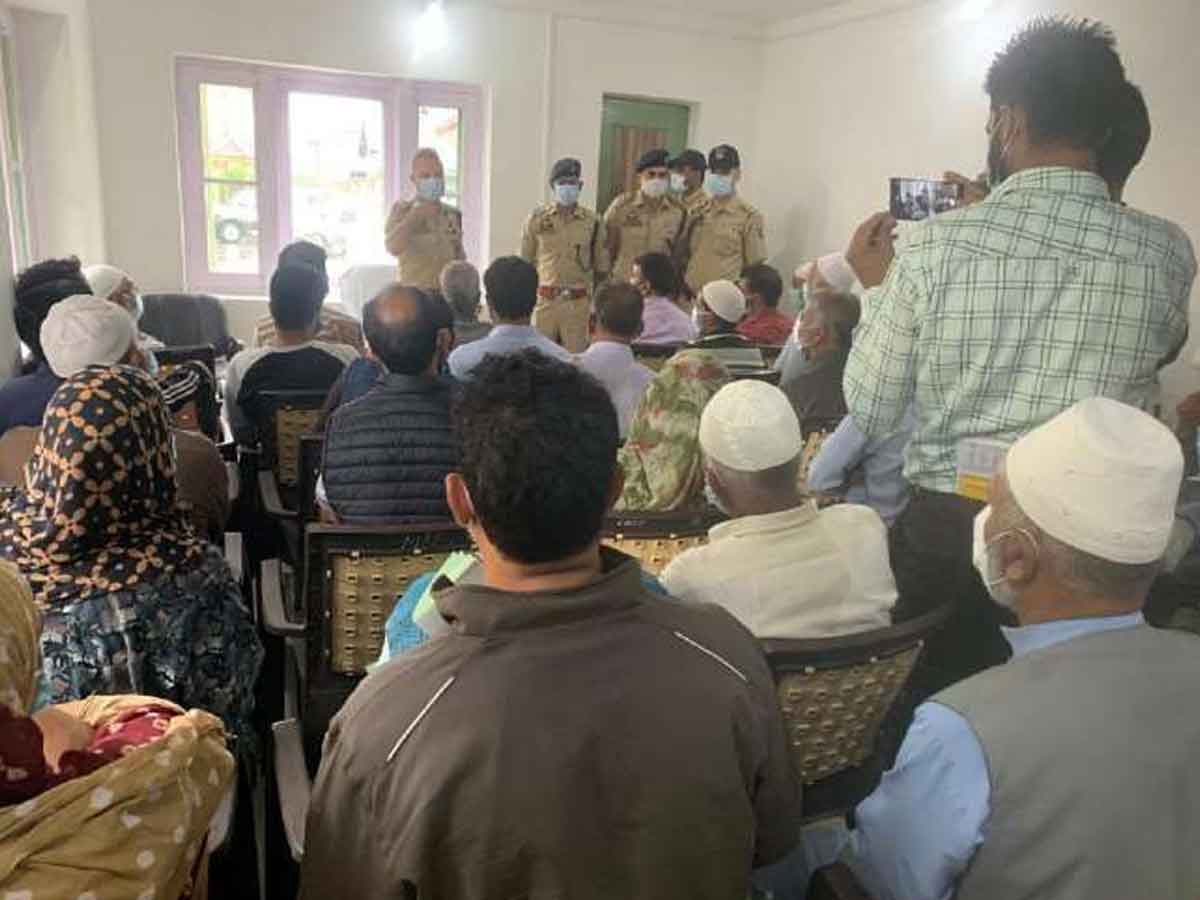 యువత ఉగ్రవాదులు కాకుండా అడ్డుకున్న పోలీసులు