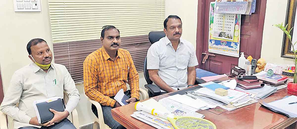 ఫీజుల జులుంను సహించం