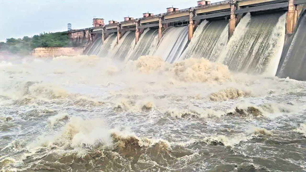 మొగులు కురిసె.. పుడమి మురిసె