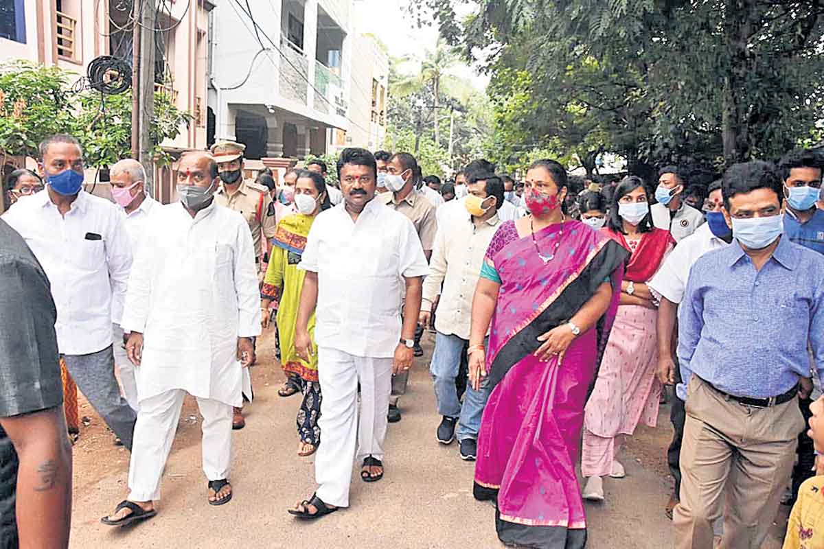 కాలనీలను అభివృద్ధి చేసుకోవాలి..