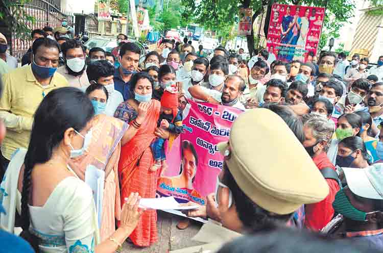 టైం స్కేల్‌ ఉద్యోగులుగా అవకాశం ఇవ్వండి
