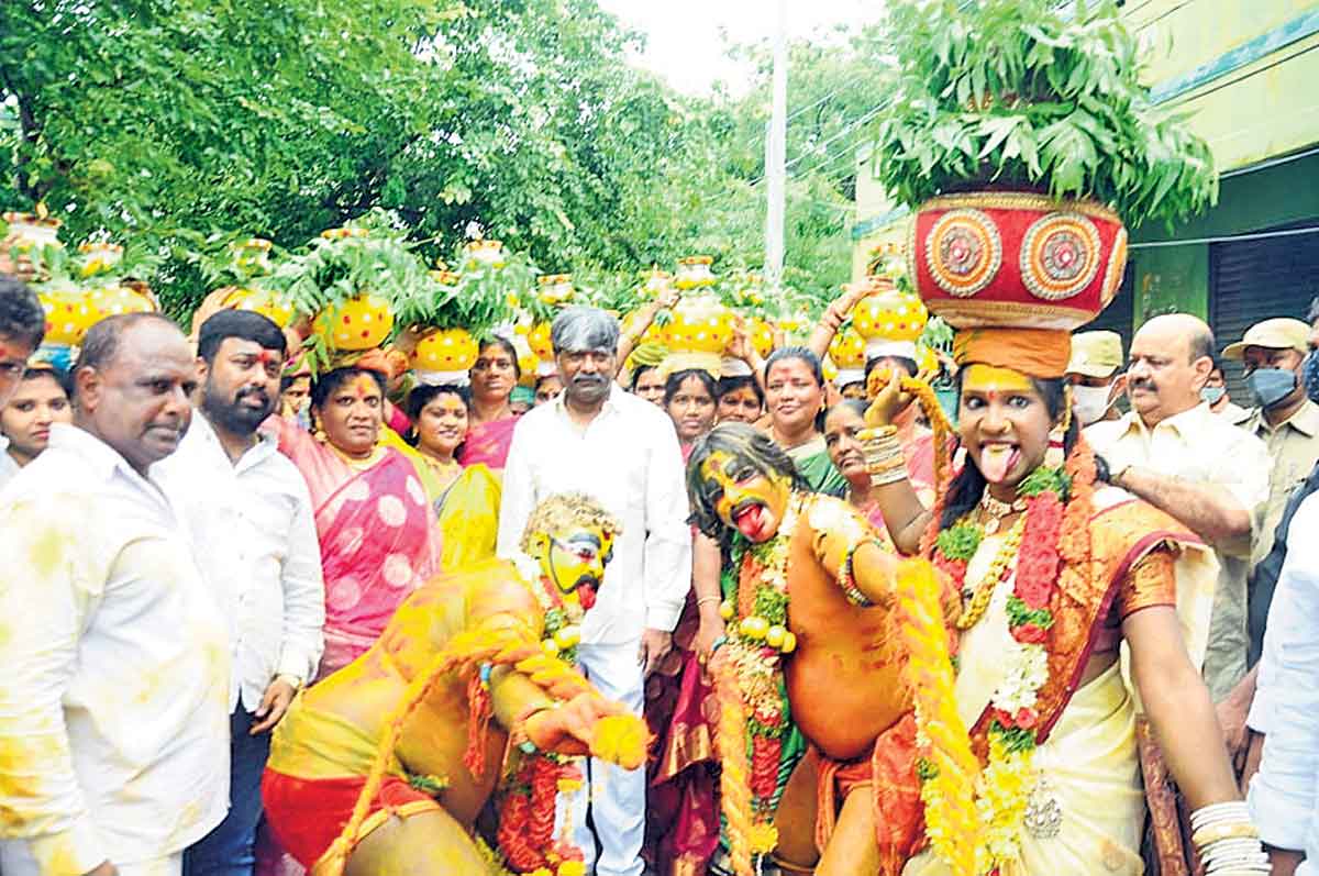 ‘ఉప్పలమ్మ’ ఆలయంలో ఆషాఢం సందడి