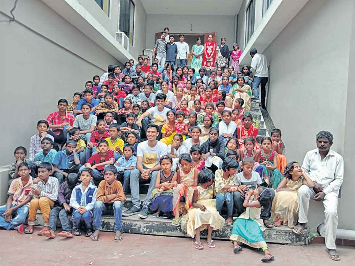 బాధలు దిగమింగి..అనాథల జీవితాల్లో వెలుగులు