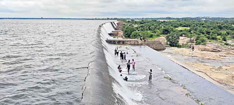 ఎస్సారెస్పీకి పోటెత్తుతున్న వరద
