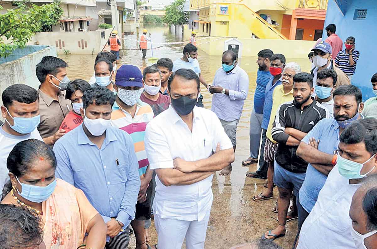 పలు కాలనీల్లో ఎమ్మెల్యే సుధీర్‌రెడ్డి, కార్పొరేటర్ల పర్యటన