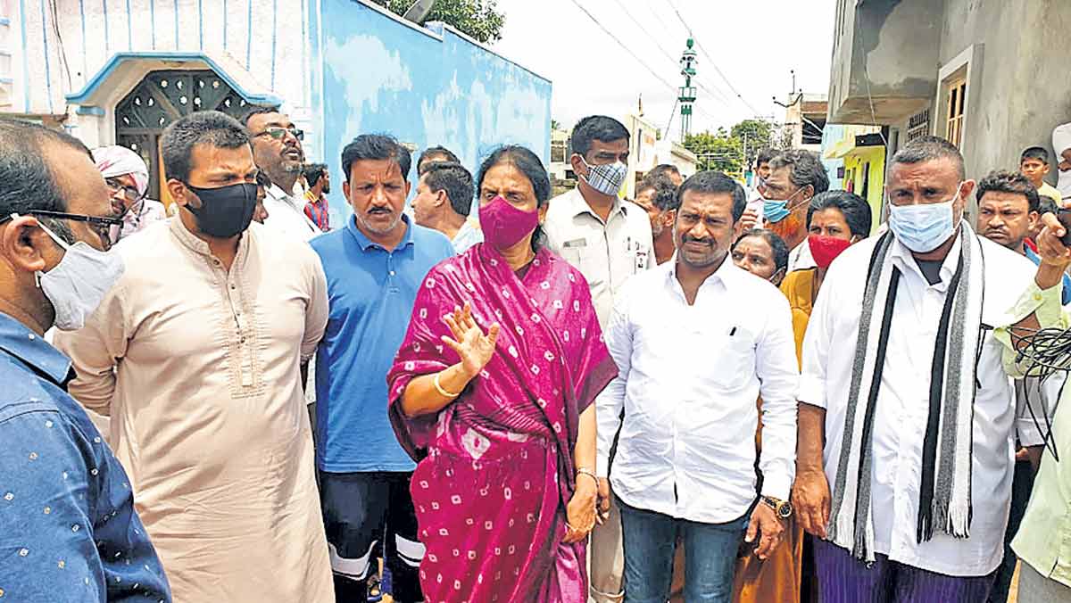 ముంపు కాలనీల్లో సహాయక చర్యలు