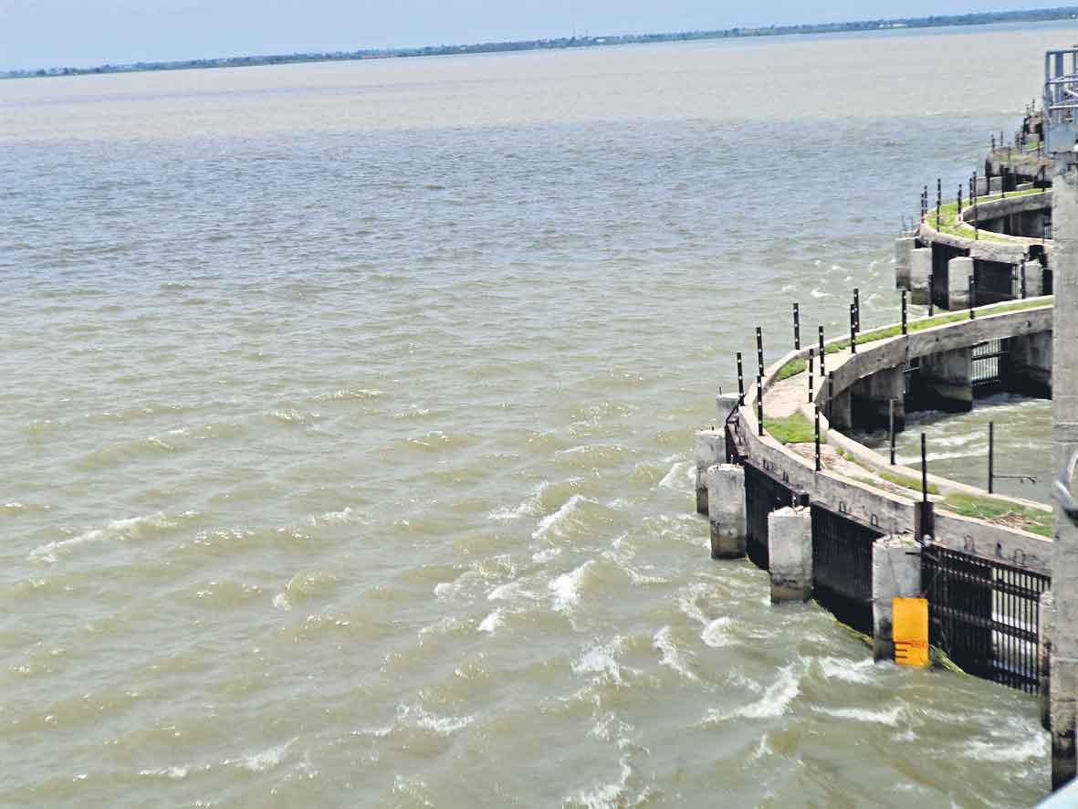 శ్రీశైలానికి కృష్ణమ్మ పరుగులు