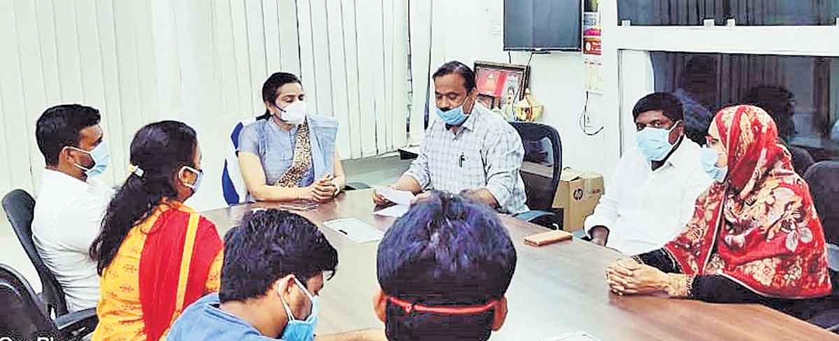 మొక్కలు నాటి.. కాపాడుకుందాం