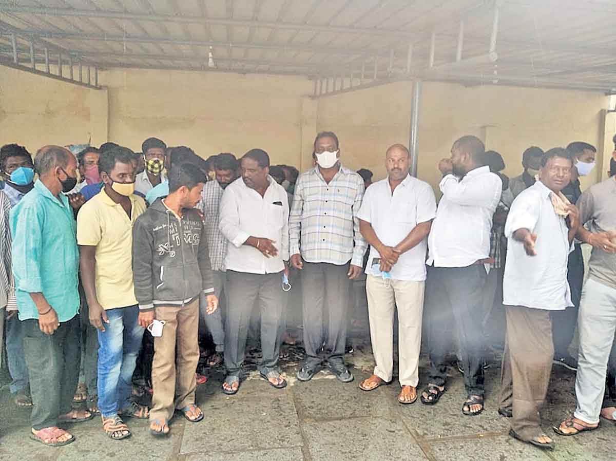 కోకాపేట నిర్వాసితులను ఆదుకుంటాం