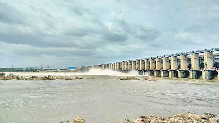 జూరాల ఐదు గేట్లు ఎత్తివేత