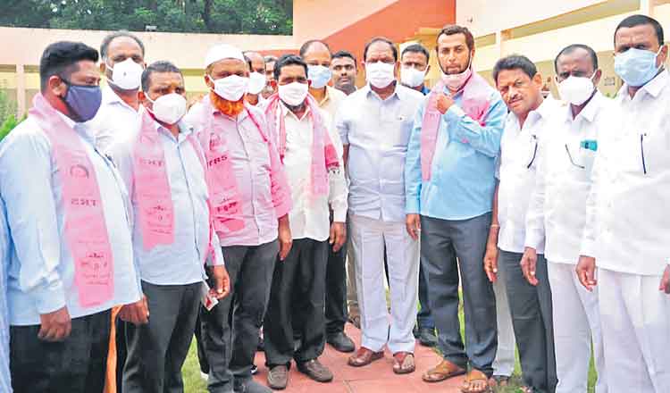 టీఆర్‌ఎస్‌లోకి కాంగ్రెస్‌ నాయకులు