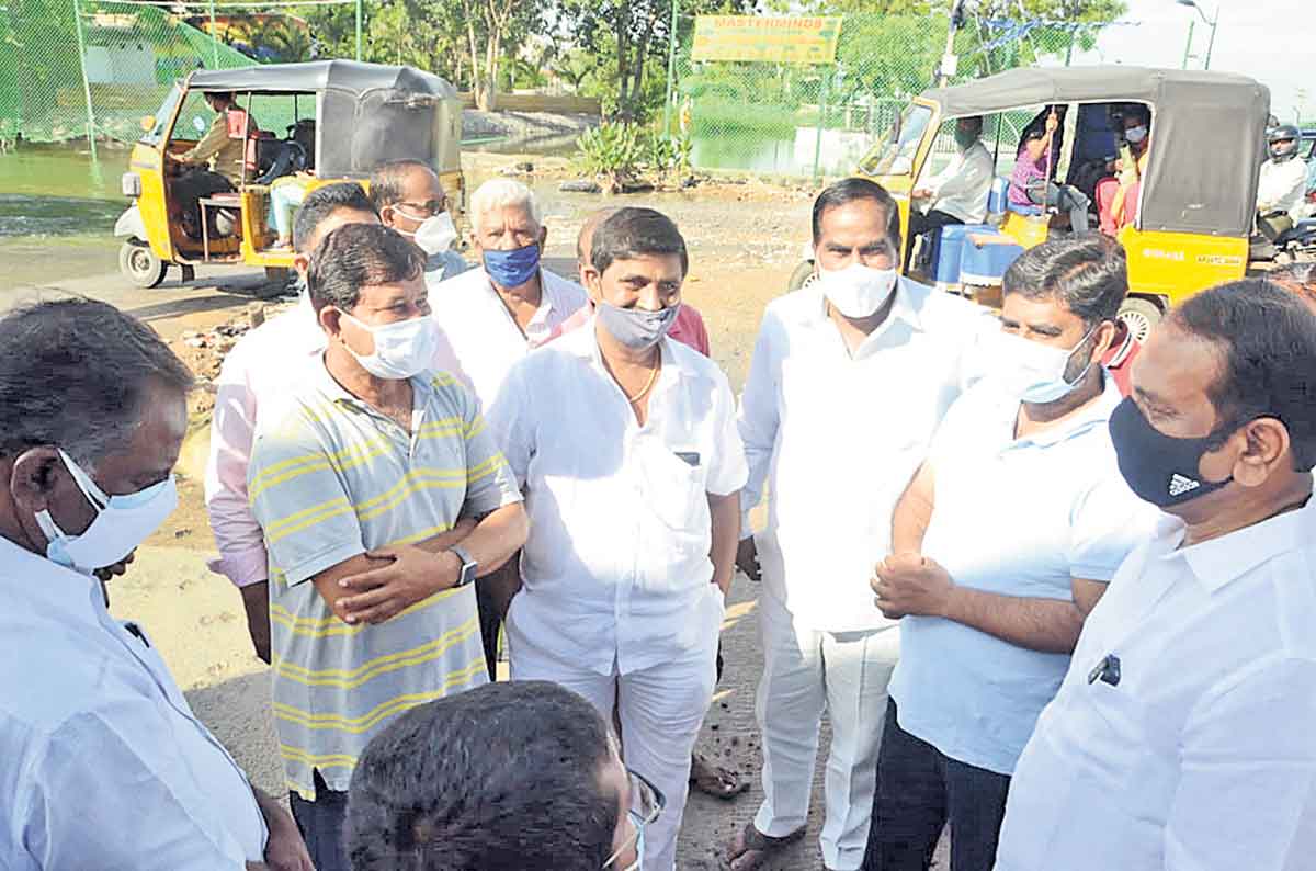 కాలనీల వాసులను తప్పుదోవ పట్టించకండి