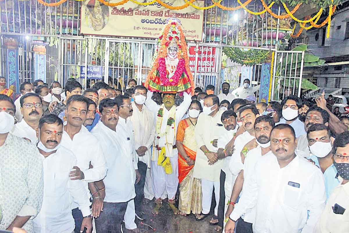 ఘటం ఊరేగింపు.. బోనాలు ప్రారంభం