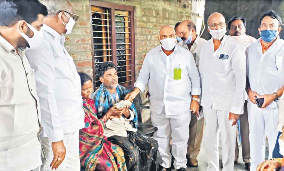 దళారులను నమ్మి మోసపోవద్దు