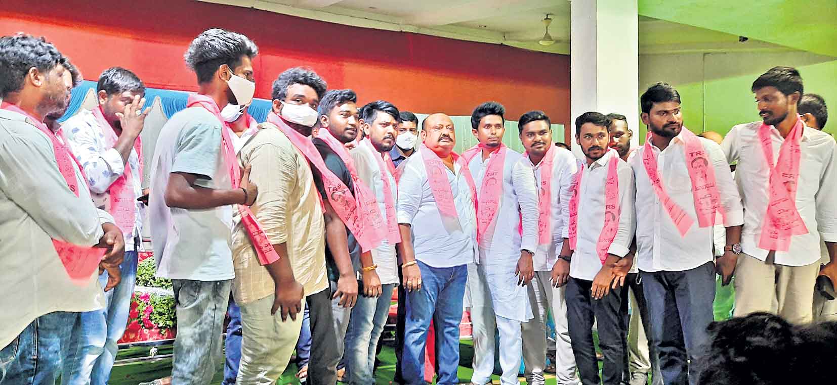 ఓట్లు కొనుగోలు చేస్తున్న ఈటల