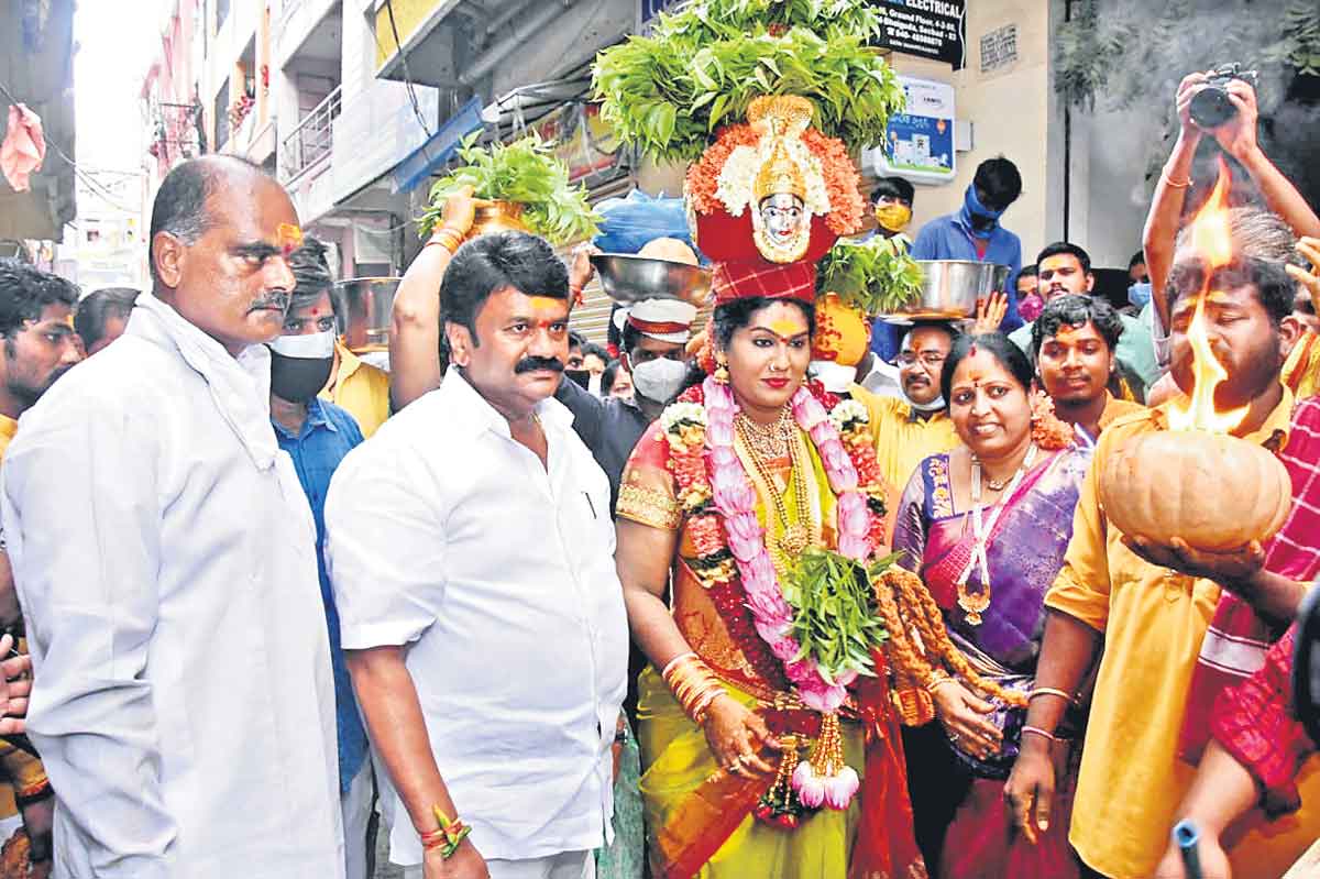 మూడో బోనం.. భక్త సంబురం