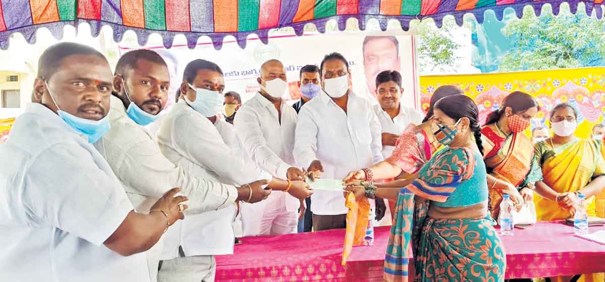 సంక్షేమ పథకాలను సద్వినియోగం చేసుకోవాలి