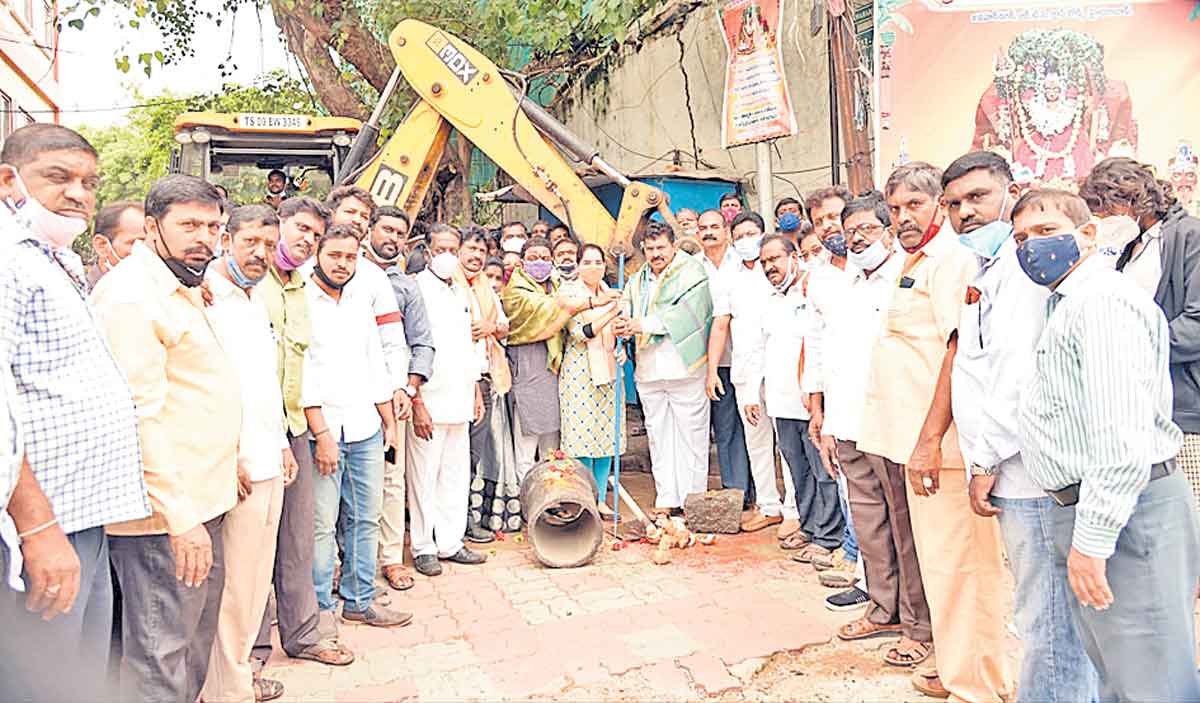 గడువులోగా అభివృద్ధి పనులు పూర్తిచేయాలి